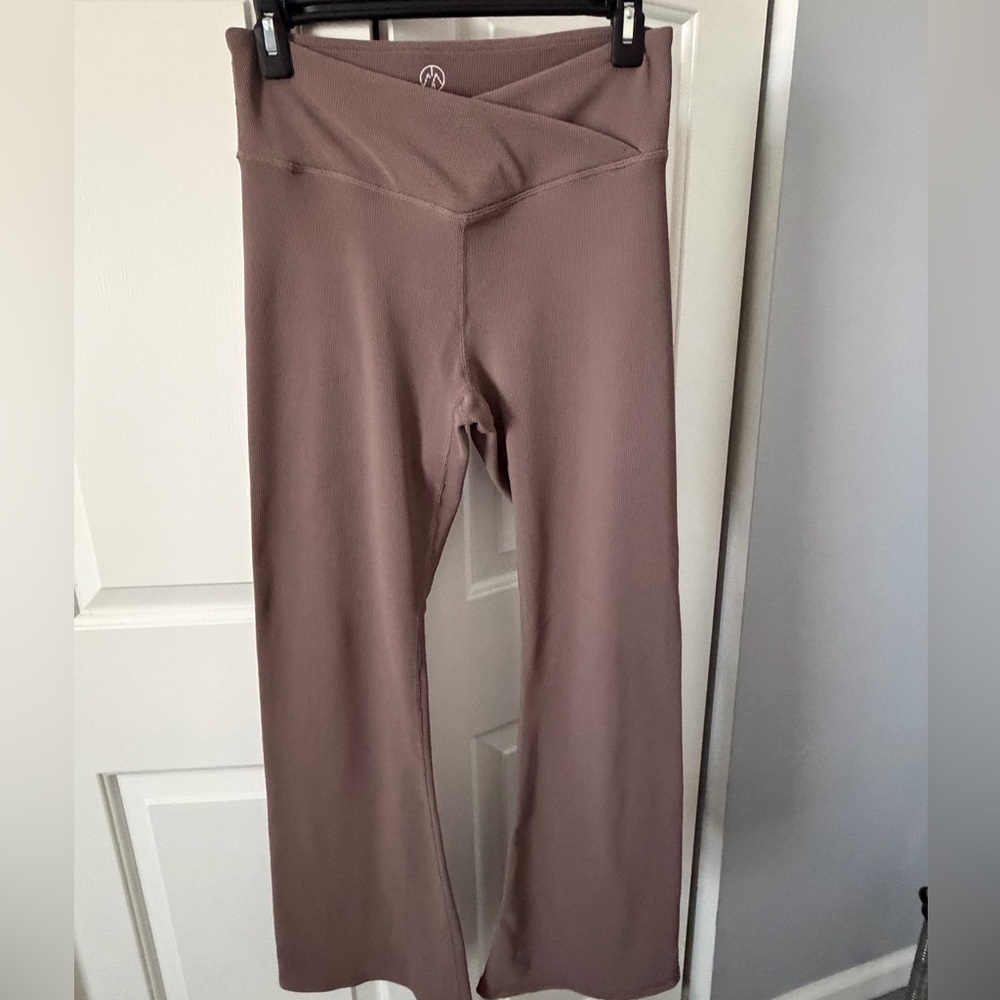 High-Waist Mauve Leggings with Crossover Waistband